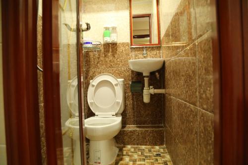 香港的住宿－澳大利亞旅舍，一间带卫生间和水槽的浴室