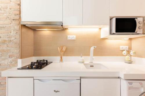 A kitchen or kitchenette at ApartaSuite Centro Histórico Ático tranquilo y luminoso en el corazón de Granada