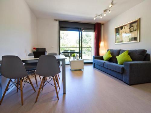 ein Wohnzimmer mit einem Sofa, einem Tisch und Stühlen in der Unterkunft Soho Parc in Figueres