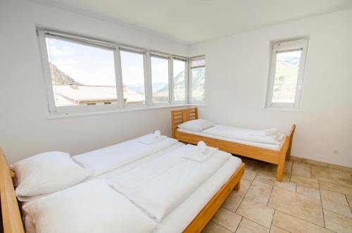 Penthouse in the heart of Zell am See 객실 침대