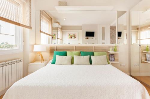 A bed or beds in a room at ApartaSuite Centro Histórico Ático tranquilo y luminoso en el corazón de Granada