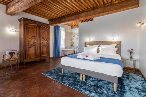 a bedroom with a large bed and a bathroom at LE DOMAINE DE GORNETON in Chasse-sur-Rhône