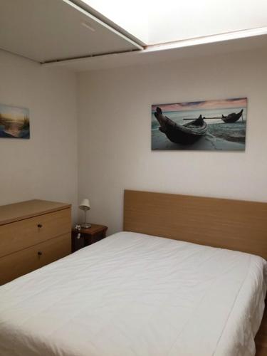 - une chambre avec un lit et un bateau sur le mur dans l'établissement Appartement convivial à La Foux d'Allos, 57 m², piscine partagée, à La Foux