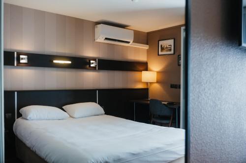 a hotel room with a bed and a desk at Sure Hotel by Best Western Châteauroux in Le Poinçonnet