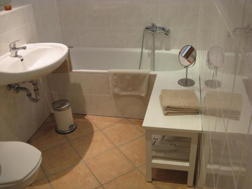 La salle de bains est pourvue d'un lavabo, de toilettes et d'une baignoire. dans l'établissement Urlaub im Naturgarten, à Bergneustadt