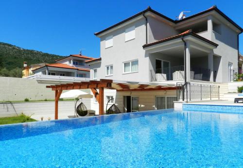 una piscina frente a una casa en YourCroatiaHoliday - Villa with 6 rooms, en Drenje