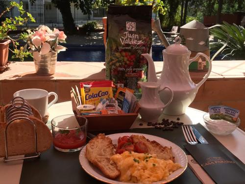 une table avec une assiette de nourriture sur une table dans l'établissement Casa Paraíso Boutique B&B, à Torremolinos