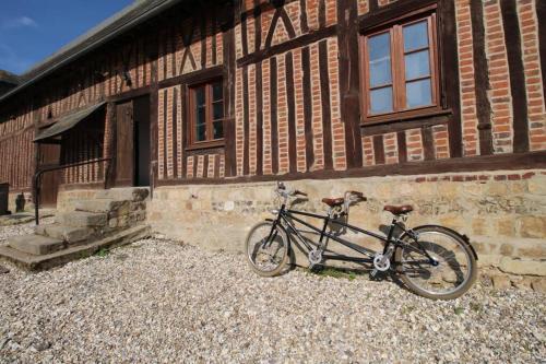 a bike parked in front of a building at Sauna et jacuzzi - Les mille et une nuits - 2km mer in Le Bourg-Dun