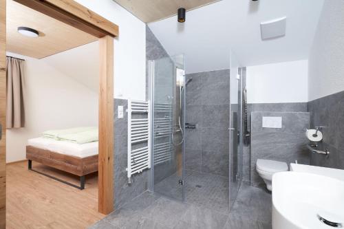 uma casa de banho com um chuveiro, um WC e um lavatório. em Apart-Hoamatgfühl em Längenfeld