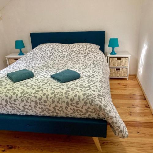 Een bed of bedden in een kamer bij Gites La Tourelle