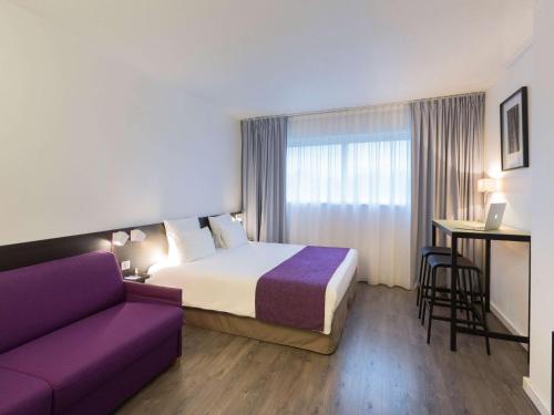 Postel nebo postele na pokoji v ubytování Novotel Poitiers Site du Futuroscope