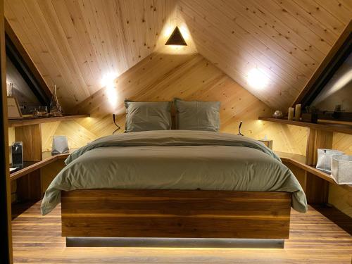 Krevet ili kreveti u jedinici u okviru objekta LA RÉSERVE DE L'AUBE - Hébergements insolites Luxe et Design