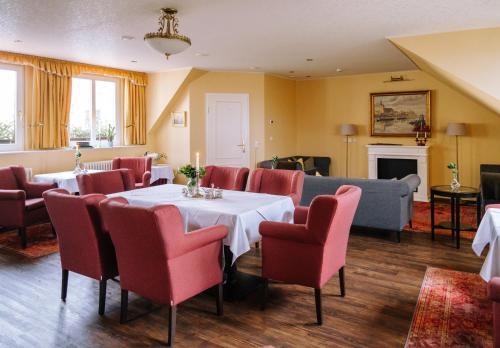 a dining room with a table and chairs at Ringhotel Schloss Tangermünde in Tangermünde