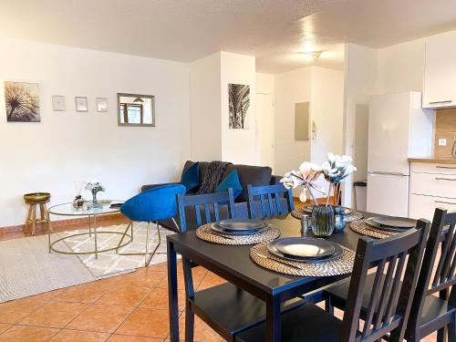 une salle à manger et un salon avec une table et des chaises dans l'établissement Luxueux Appartement Evry Centre - Parking - RER à 10 min, Évry-Courcouronnes