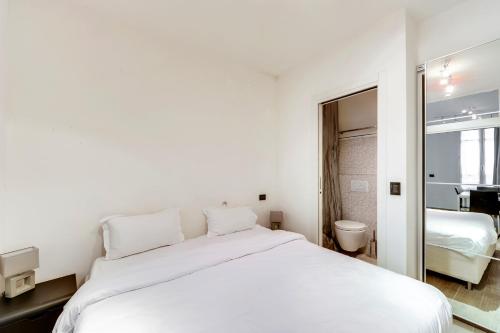 Tempat tidur dalam kamar di Marais Saint Paul ID 238