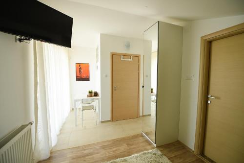 a hallway with a door and a table in a room at The Green Apartments in Magarevo