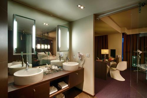baño con 2 lavabos y espejo grande en Le Rex Hôtel, en Tarbes