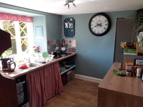Dapur atau dapur kecil di Beautiful Devon Farmhouse