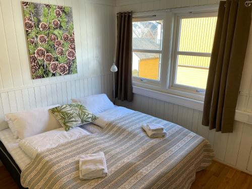 En eller flere senge i et værelse på Valldal Fjord Lodge B&B