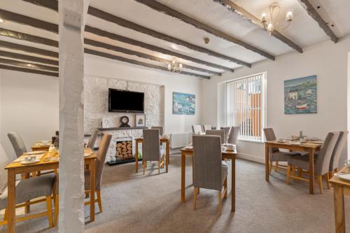 Μια τηλεόραση ή/και κέντρο ψυχαγωγίας στο Coach Guest House