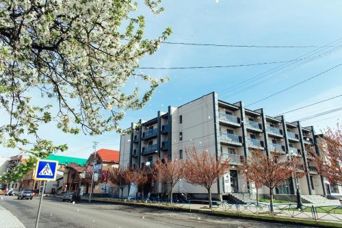 a building on the side of a city street at готель Тячів in Tyachiv