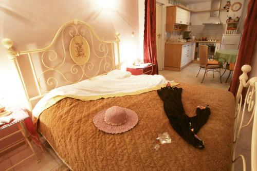 Un dormitorio con una cama con sombrero y zapatos. en Apartment Antique Forum, en Pula