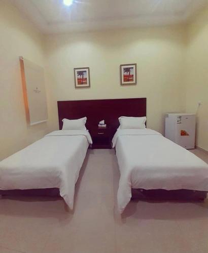 two beds in a room with two beds sidx sidx sidx at Desert Rose Motel in Al Ghāţ