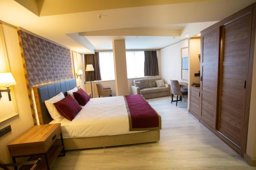 ein Hotelzimmer mit einem Bett und einem Wohnzimmer in der Unterkunft Beşiktaş Serenity Hotel in Istanbul