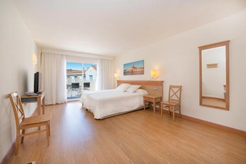 En eller flere senge i et værelse på Iberostar Club Cala Barca All Inclusive