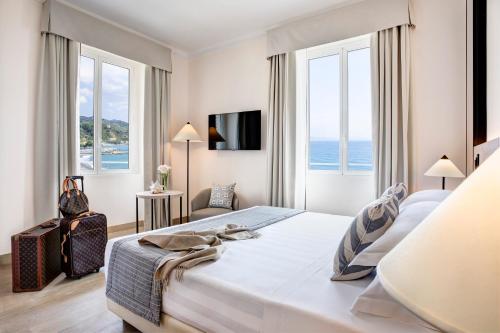 Un pat sau paturi într-o cameră la Grand Hotel Arenzano