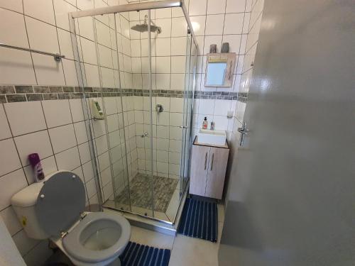 Un baño con ducha y WC. en The Bridge Unit 59, en St Lucia