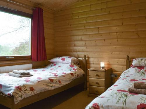 Tempat tidur dalam kamar di Viaduct Fishery Holiday Lodges