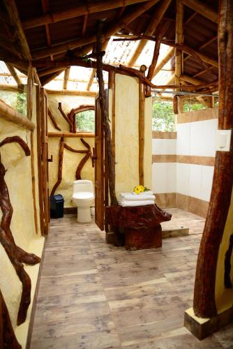 a bathroom with a toilet and a sink at Finca Ecológica El Maco in San Agustín