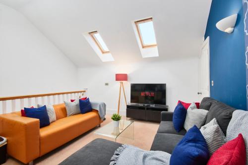 a living room with a couch and a tv at Boutique Bath Apartment Free Parking in Bath