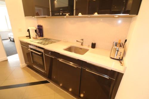 une cuisine avec un évier et un comptoir dans l'établissement Beautiful 3 bedroom. Direct sea view. 401, à Cannes