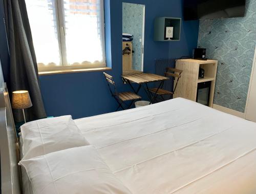 Hotel Le Petit Baigneur Palavas Plageにあるベッド