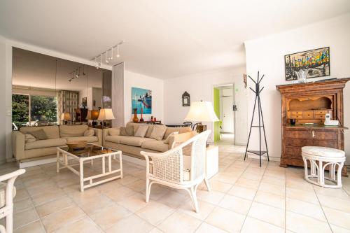 un salon avec un canapé et une cheminée dans l'établissement Villa Matha, à Cannes