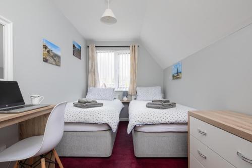 En eller flere senger på et rom på Cornish Holiday - 100 Hengar Manor