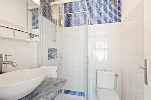 bagno con vasca, lavandino e servizi igienici di Les Jasmins Apartment a Vallauris