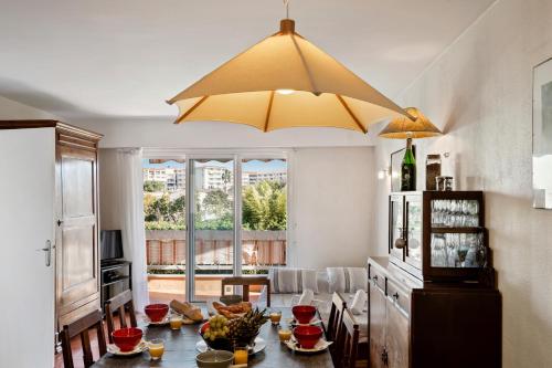une cuisine avec une table et un grand-duché dans l'établissement Les Jasmins Apartment, à Vallauris