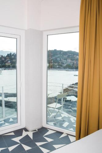 a room with a window with a view of the water at Hotel Italia e Lido Rapallo in Rapallo