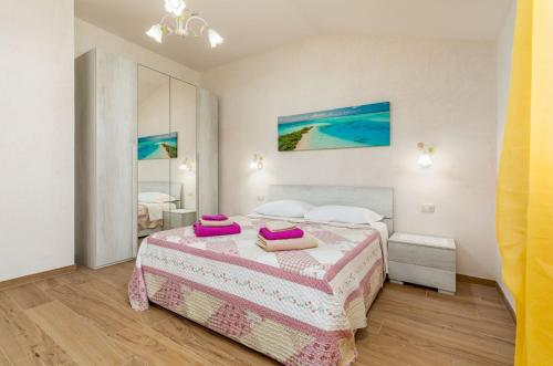 a bedroom with a bed with pink towels on it at Delightful villa with pool for 6 persons in Krmed