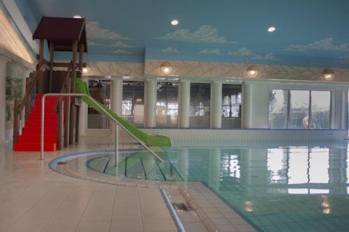 Het zwembad bij of vlak bij 6-person Veluwe Villa - copy -