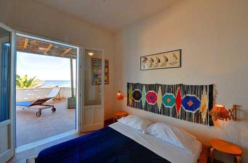 een slaapkamer met een bed en uitzicht op de oceaan bij Apartment- Bilocale in Marettimo