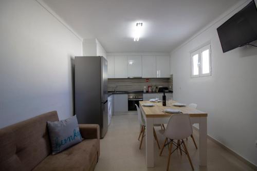 a living room and kitchen with a table and a couch at Recanto da Praça in São Pedro do Corval
