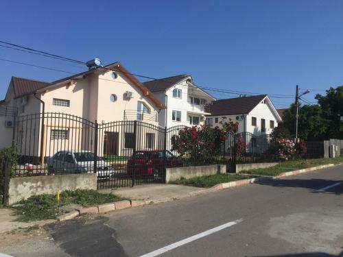 科斯蒂內甚蒂的住宿－Vila ALBA AREAL，白色的房子,带有铁艺围栏