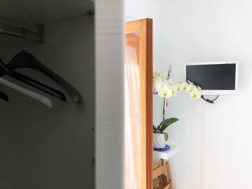 Zimmer mit einem Spiegel und einem TV an der Wand in der Unterkunft Dependance Rosetta in Minori