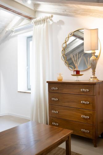 a dressing room with a mirror and a dresser at Acqua di Civita Beauty & Rooms in Bagnoregio