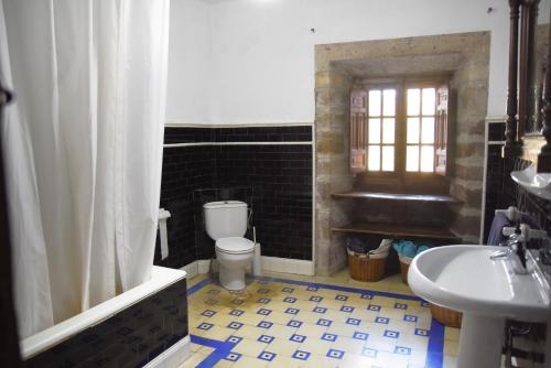 A bathroom at Impresionante Caserío Montañes del Siglo XVII