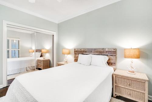 Uma cama ou camas num quarto em Pearl Condos